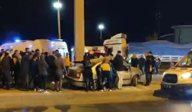 Eskişehir Otogar Önünde Zincirleme Kaza: Elektrik Direğine Çarpan Araçta Kadın Yaralı